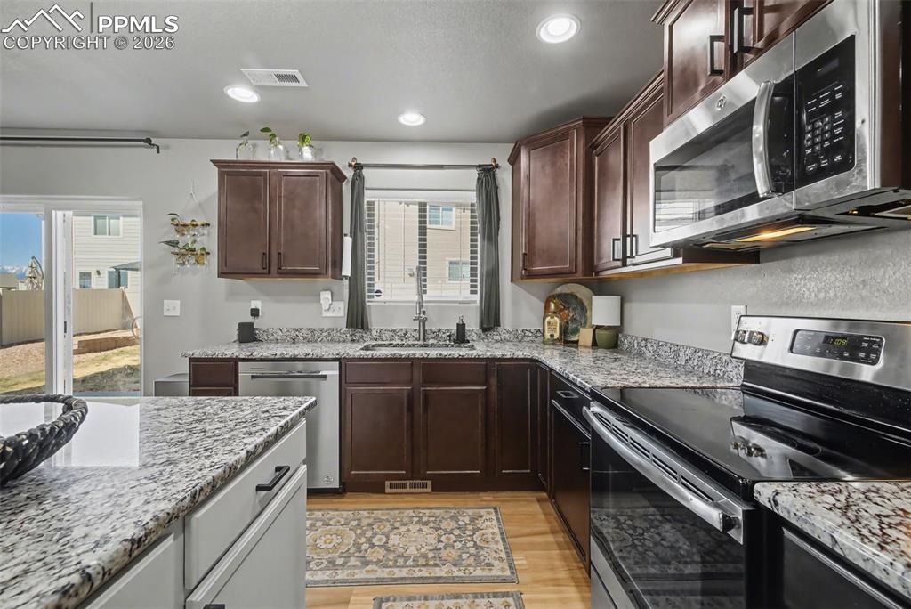 Image 13 of 39: Dining Area