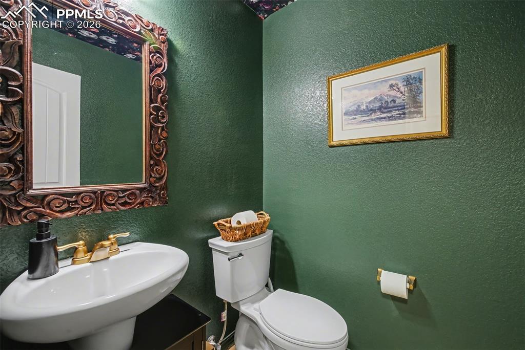 Image 16 of 39: Kitchen