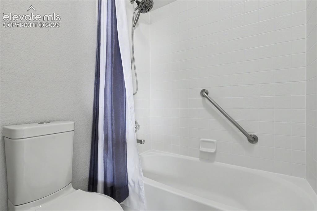 Image 22 of 37: Bathroom
