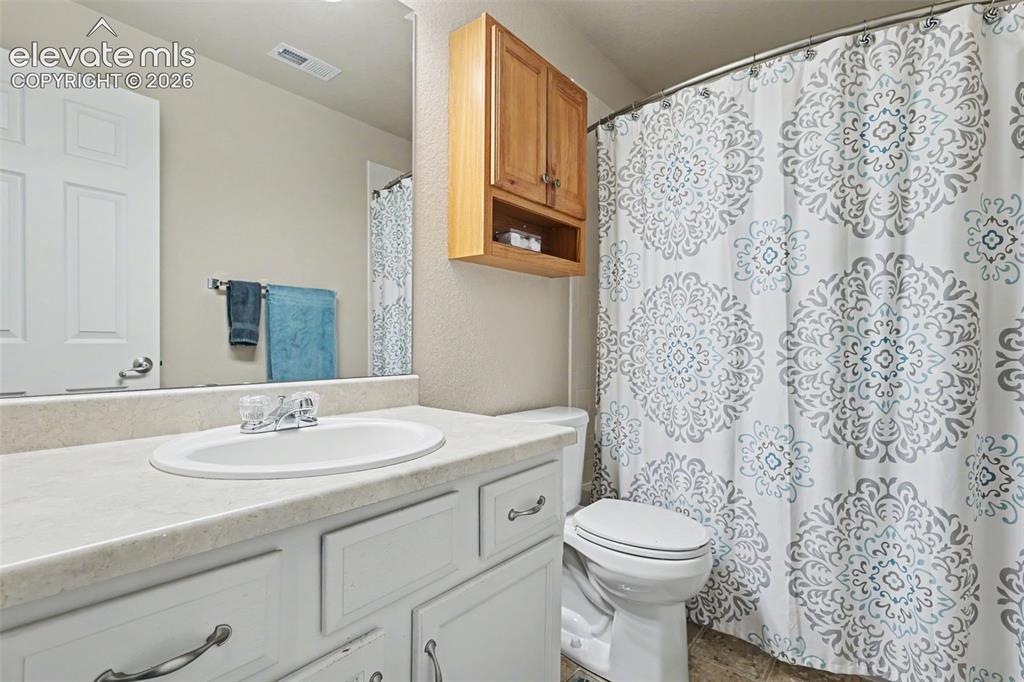 Image 31 of 37: Bathroom