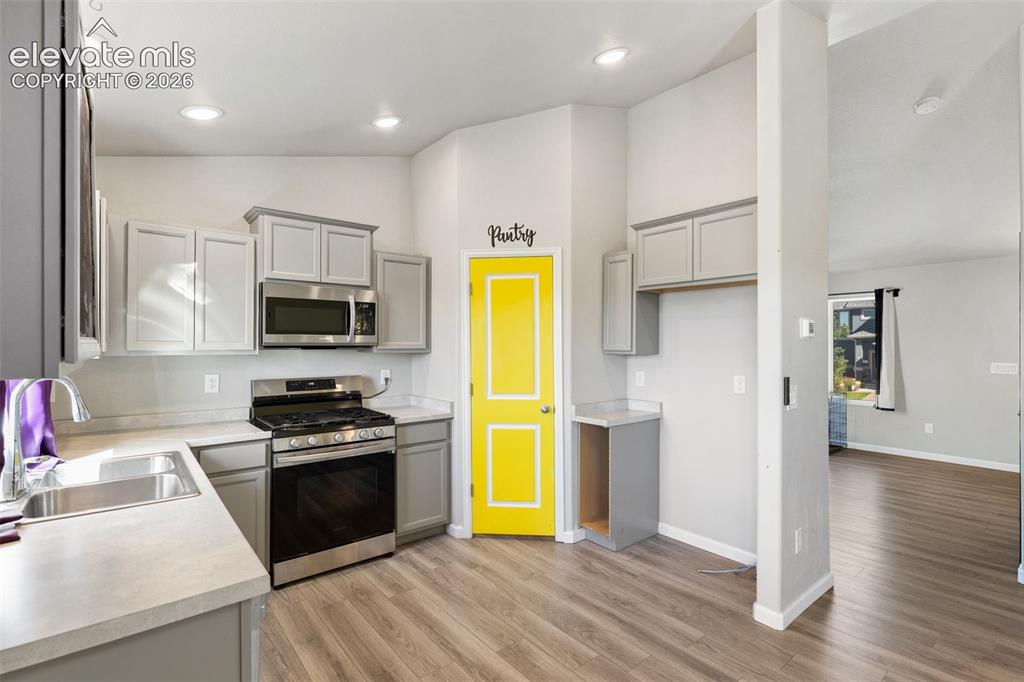 Image 11 of 27: Kitchen