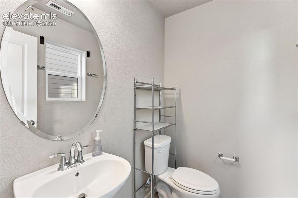 Image 14 of 27: Bathroom