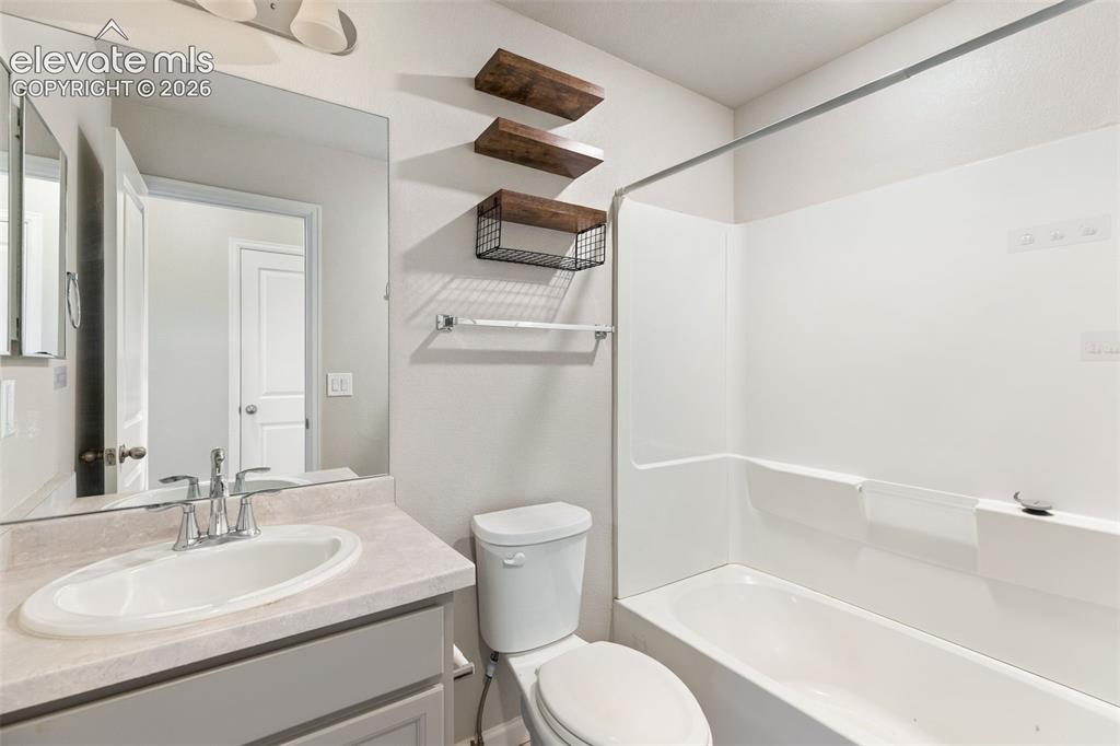 Image 17 of 27: Bathroom