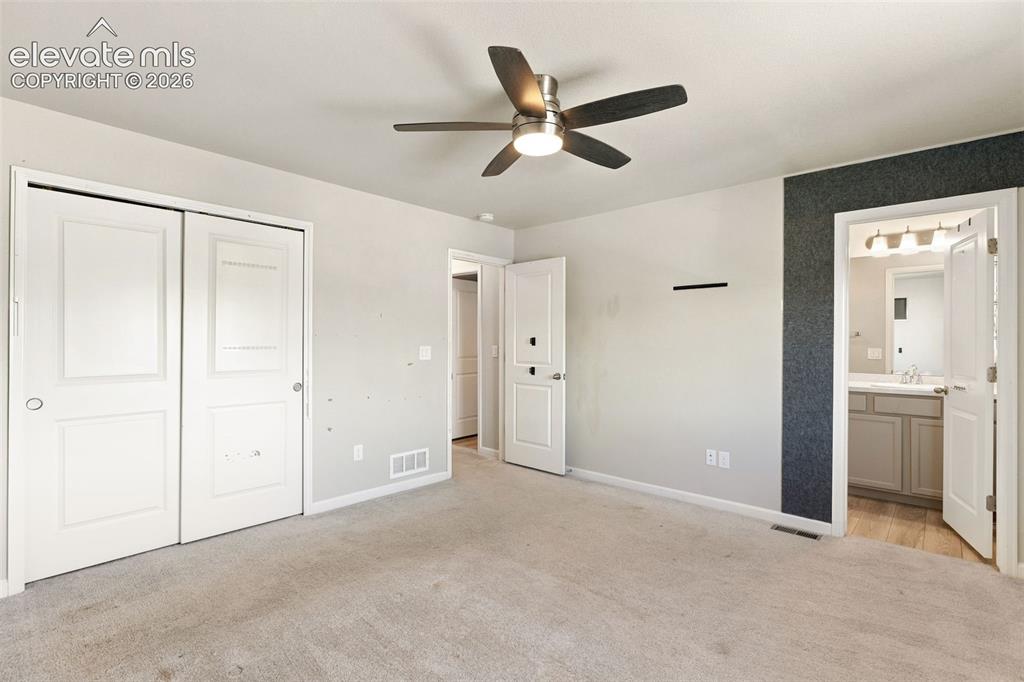 Image 19 of 27: Bedroom