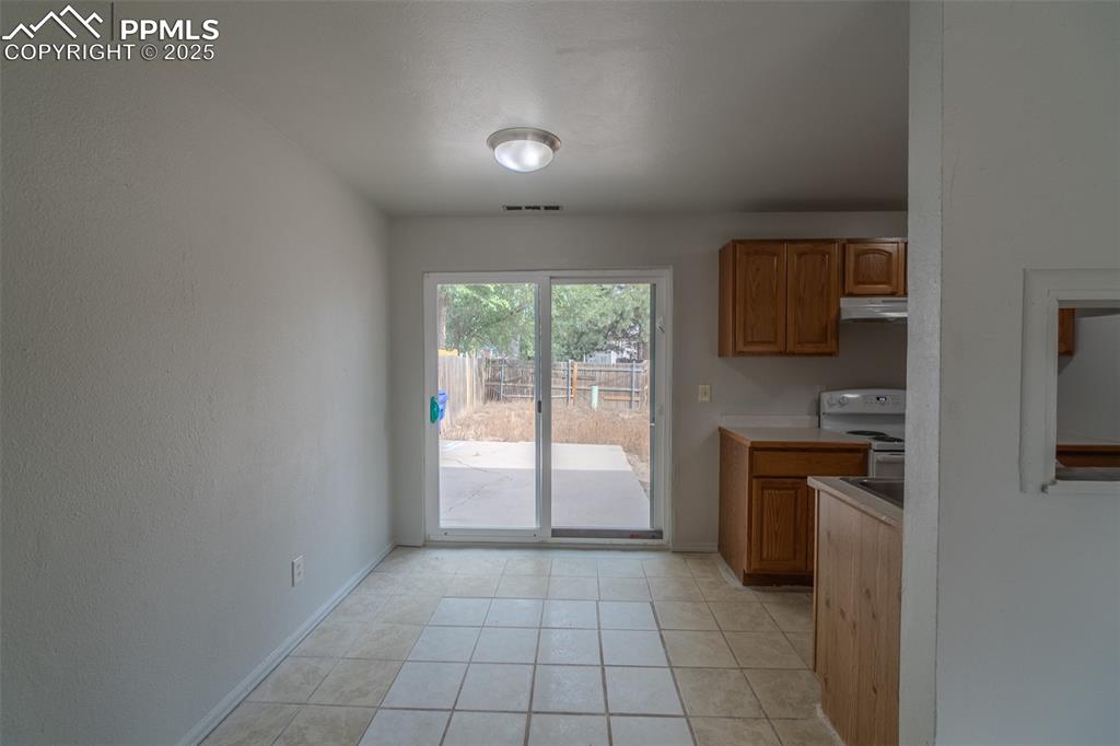 Image 14 of 35: Dining Area