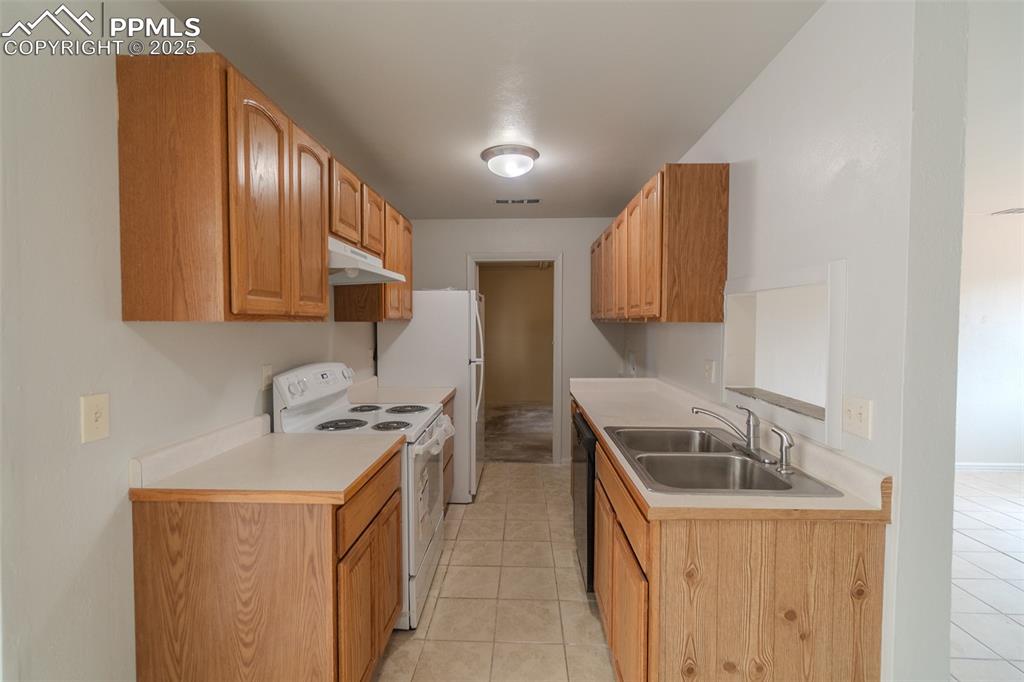 Image 15 of 35: Kitchen