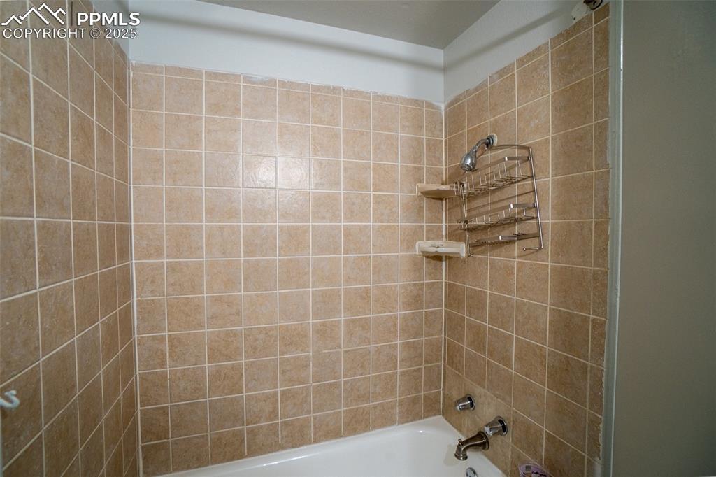 Image 17 of 35: Bathroom