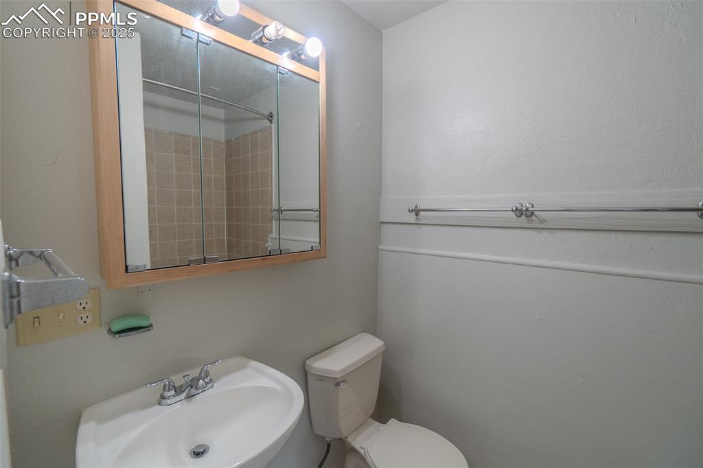 Image 18 of 35: Bathroom