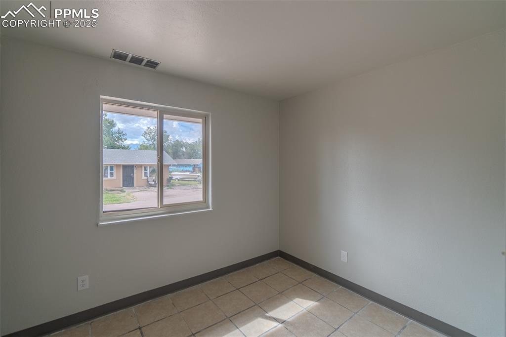 Image 23 of 35: Bedroom