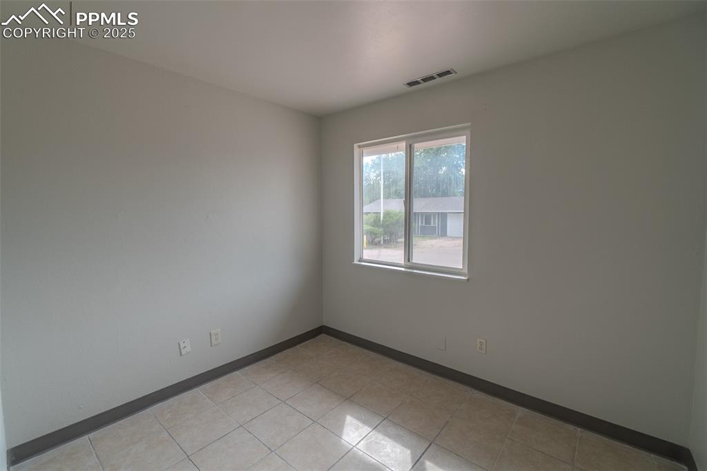 Image 25 of 35: Bedroom