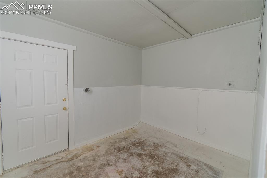 Image 28 of 35: Laundry