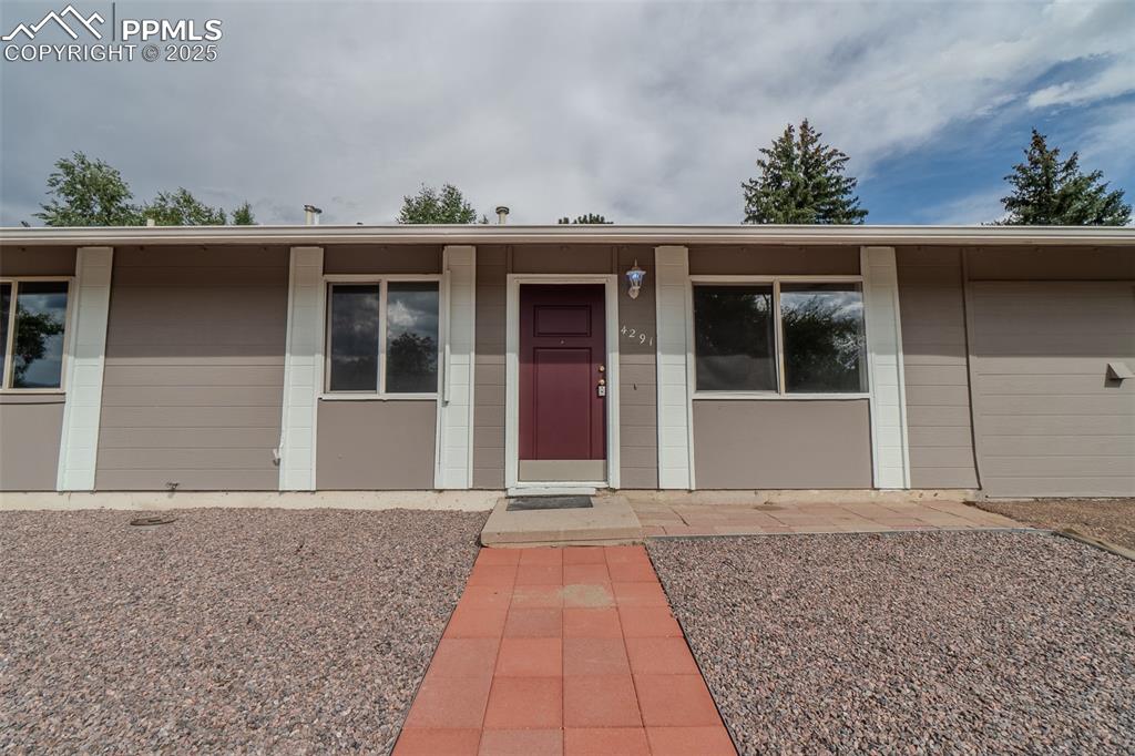 Image 30 of 35: Entry