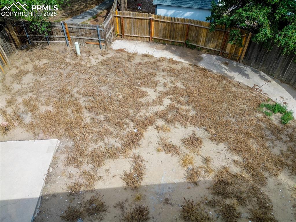 Image 34 of 35: Yard