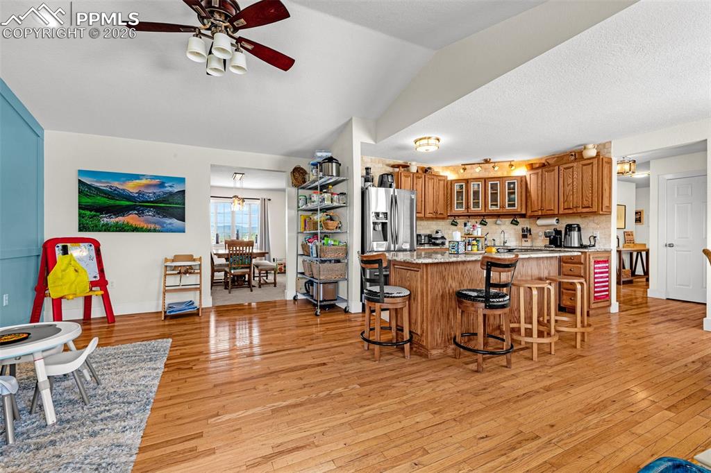 Image 14 of 44: Kitchen