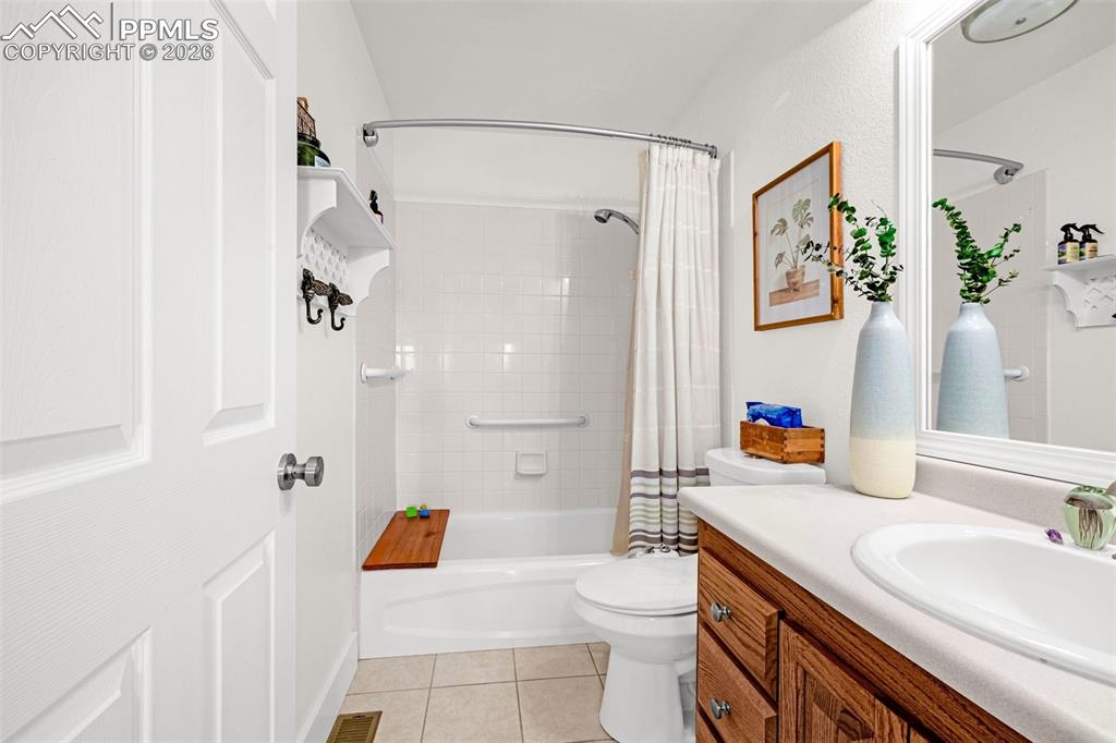 Image 16 of 44: Bathroom