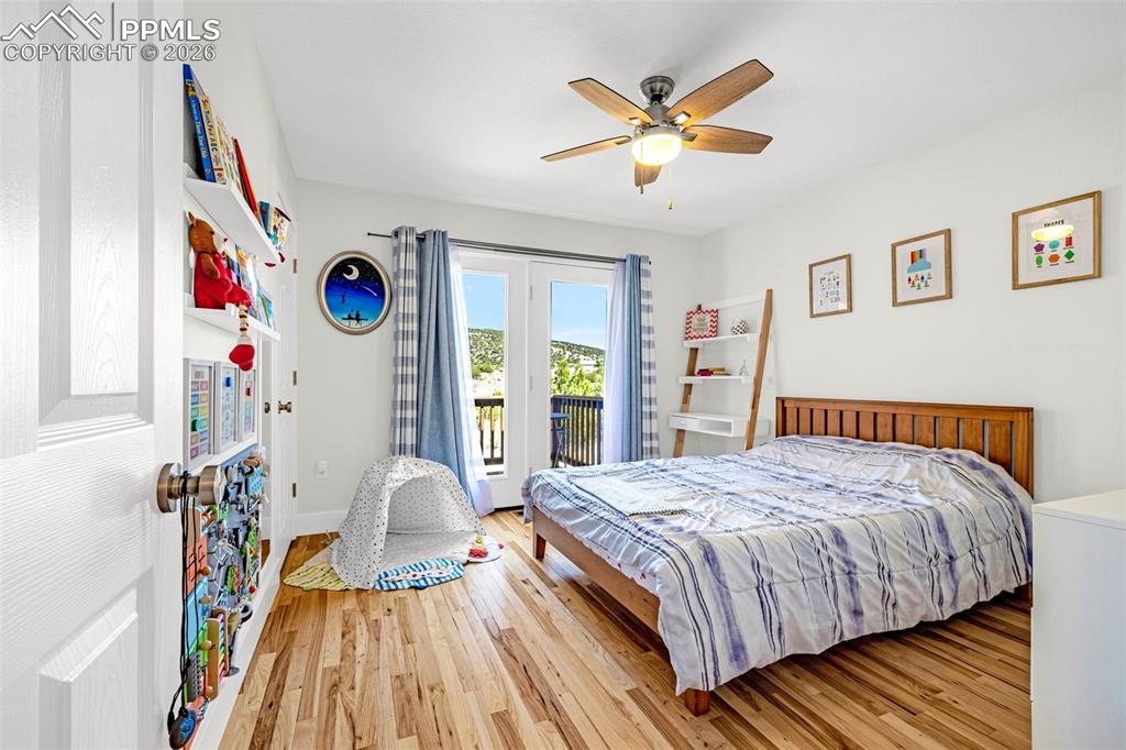 Image 27 of 44: Bedroom