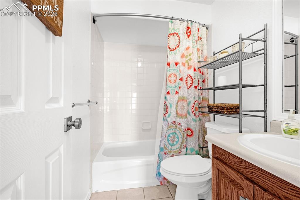 Image 33 of 44: Bathroom