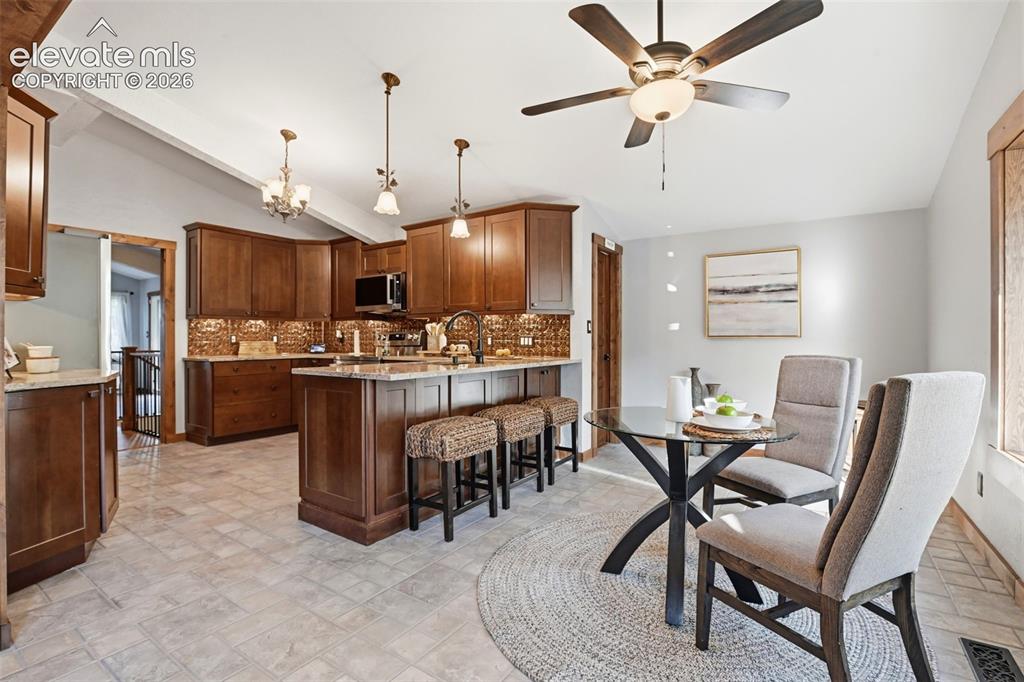 Image 10 of 50: Kitchen