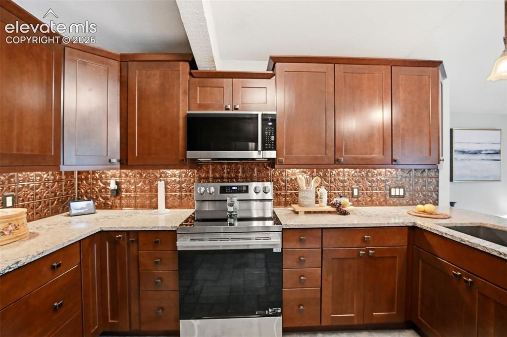Image 15 of 50: Kitchen