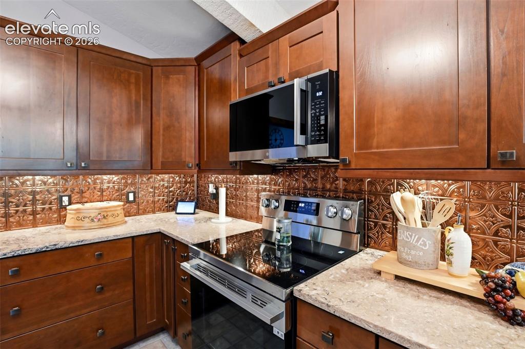Image 16 of 49: Kitchen