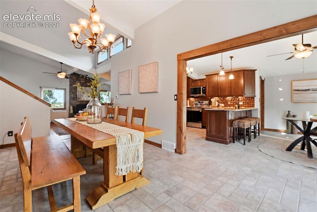 Image 8 of 50: Dining Area