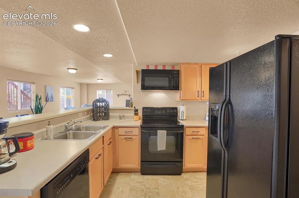 Image 14 of 31: Kitchen