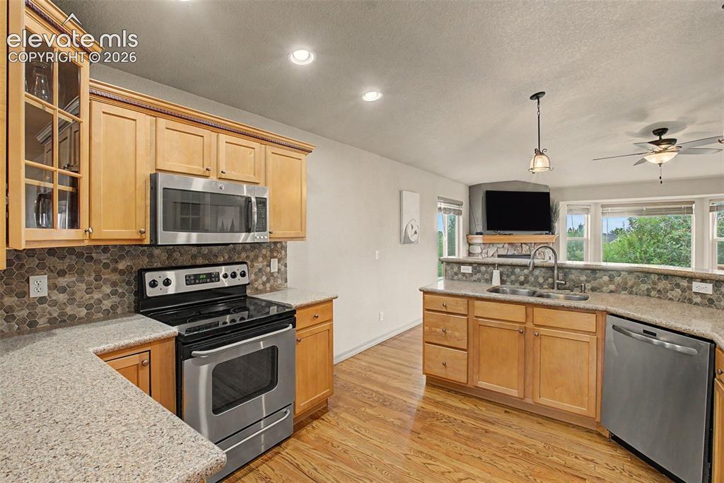 Image 16 of 31: Kitchen