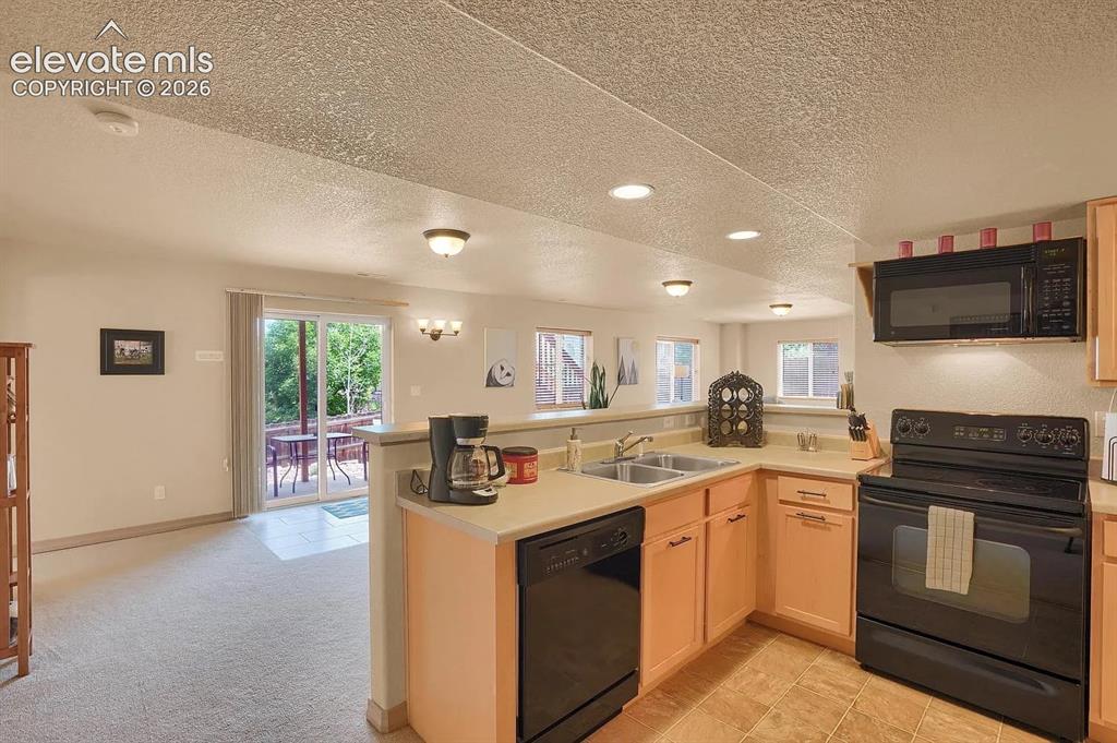 Image 7 of 31: Kitchen