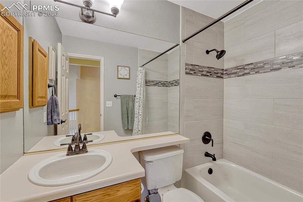 Image 25 of 49: Bathroom