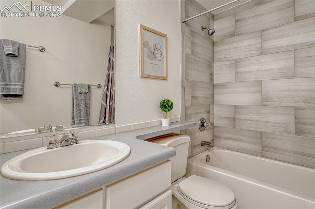 Image 31 of 49: Bathroom