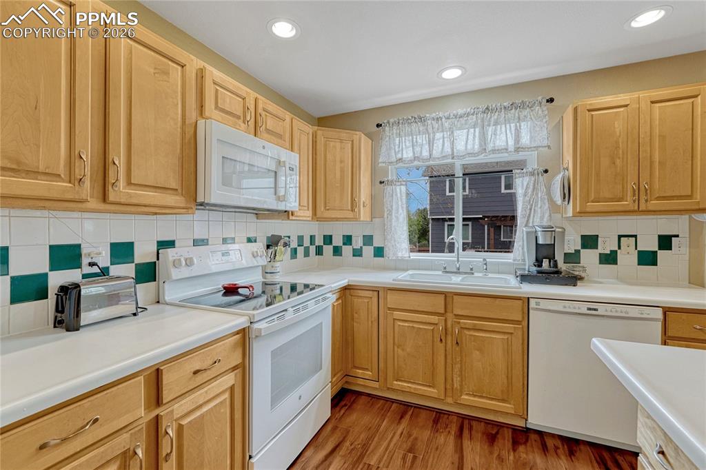 Image 9 of 49: Kitchen