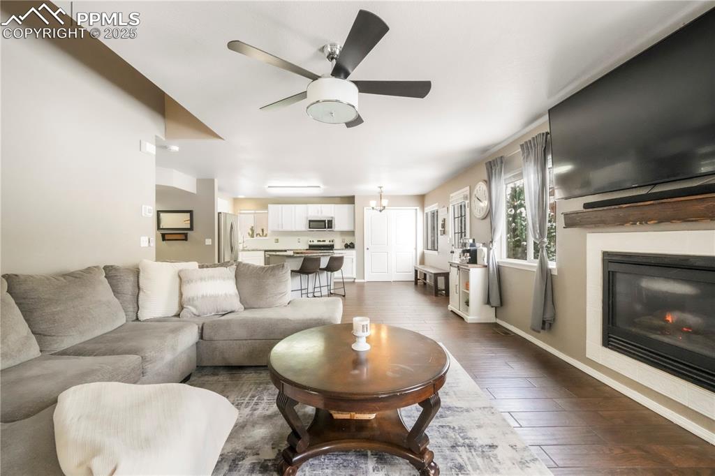 Image 10 of 50: Living Room