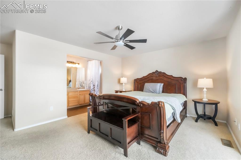 Image 16 of 50: Bedroom