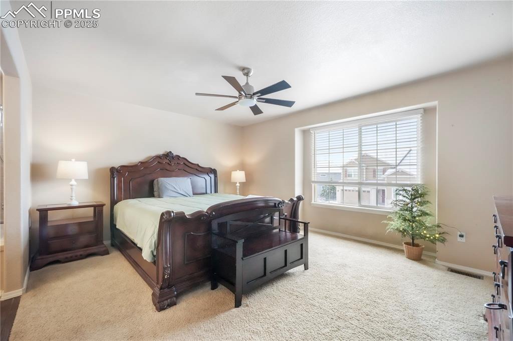 Image 17 of 50: Bedroom