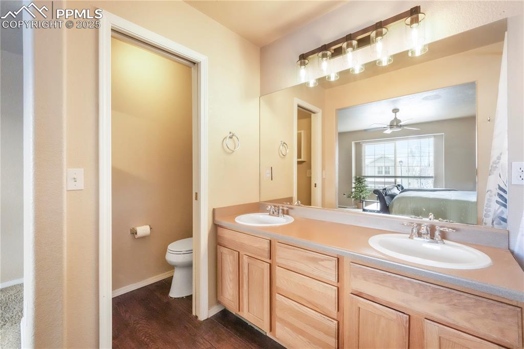 Image 22 of 50: Bathroom