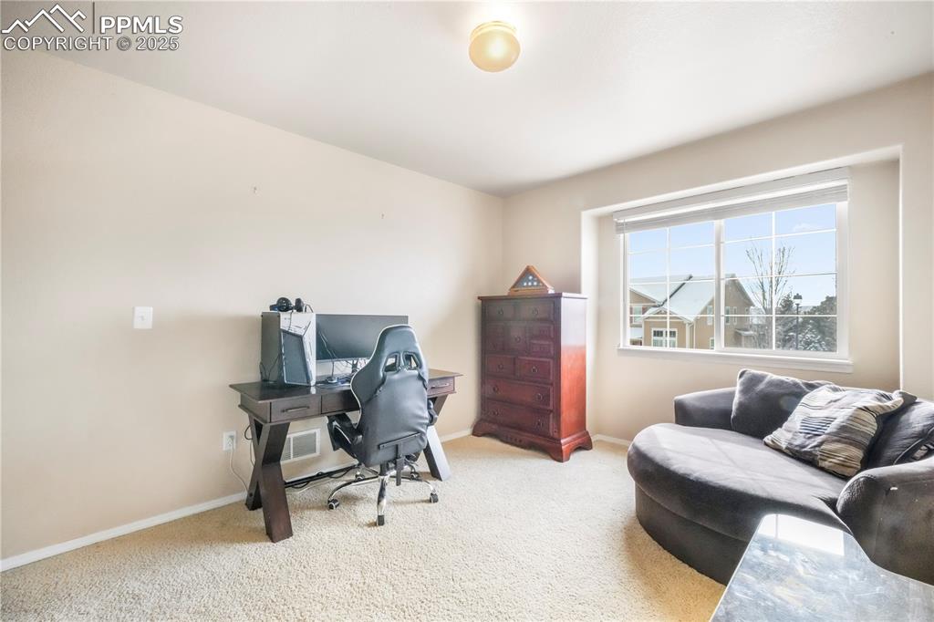 Image 25 of 50: Office