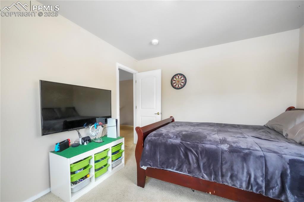 Image 35 of 50: Bedroom