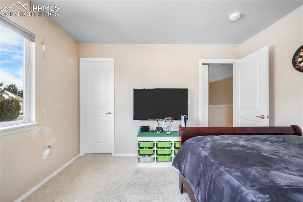 Image 36 of 50: Bedroom