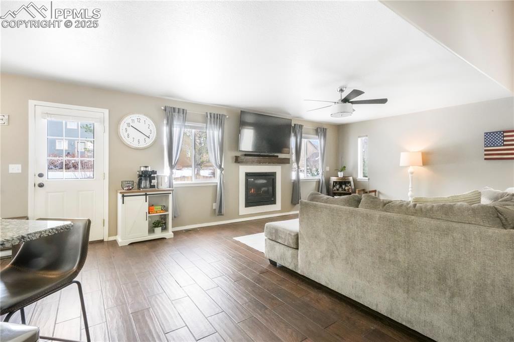 Image 4 of 50: Living Room