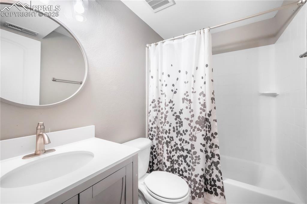 Image 43 of 50: Bathroom