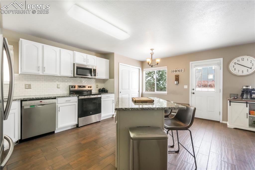 Image 5 of 50: Kitchen