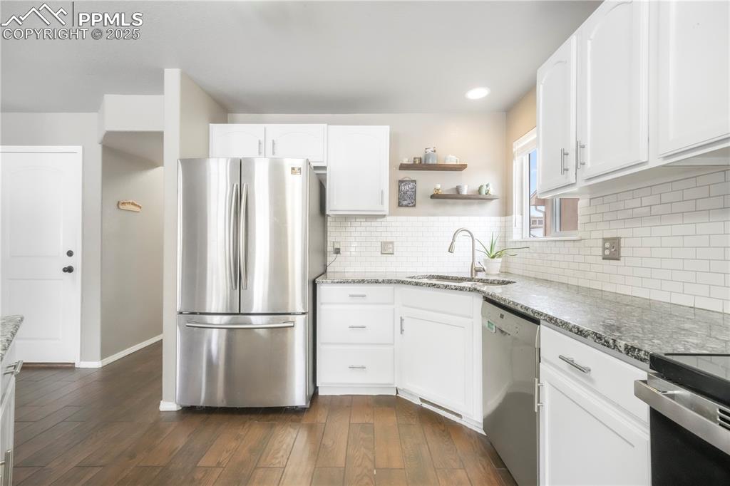 Image 7 of 50: Kitchen