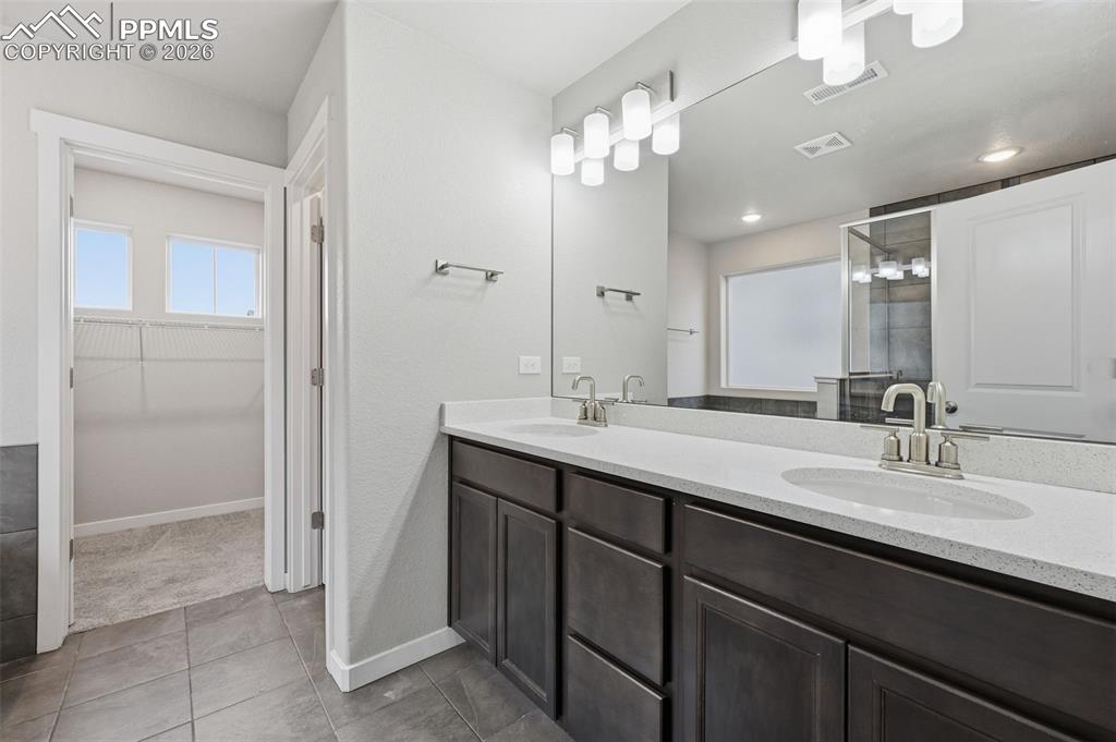 Image 20 of 46: Bathroom