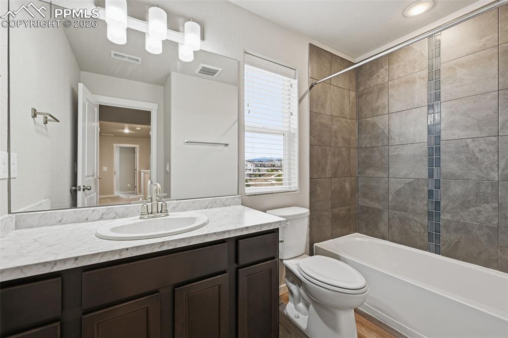 Image 33 of 46: Bathroom