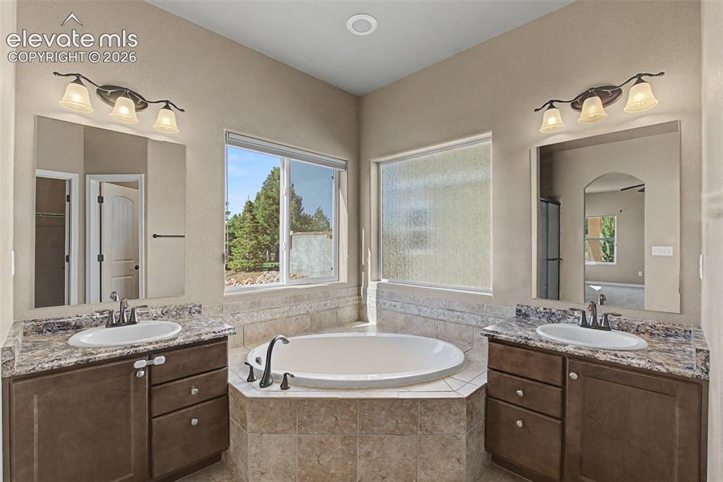 Image 14 of 34: Bathroom