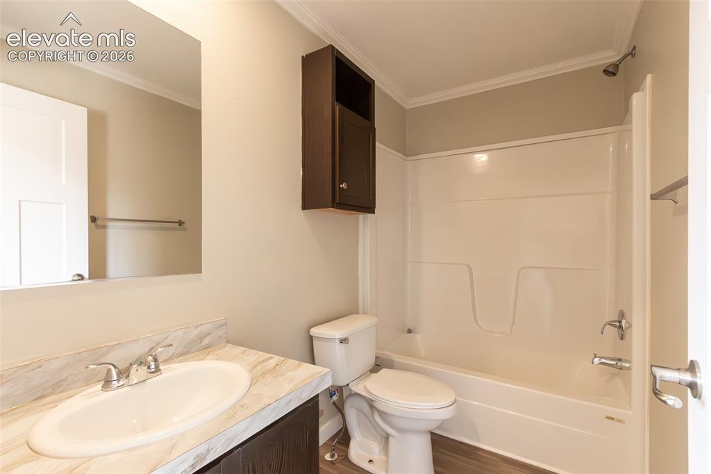 Image 16 of 33: Bathroom