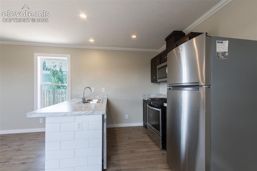 Image 9 of 33: Kitchen