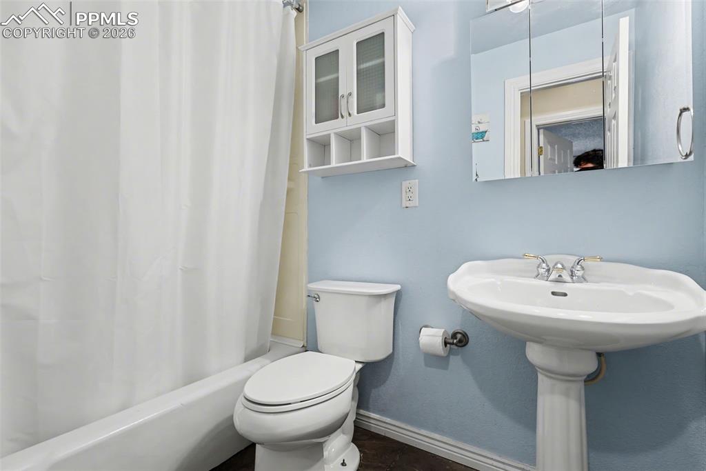 Image 18 of 35: Bathroom