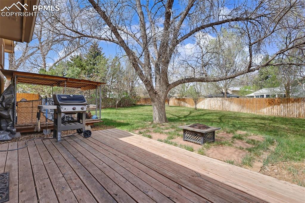 Image 22 of 35: Deck