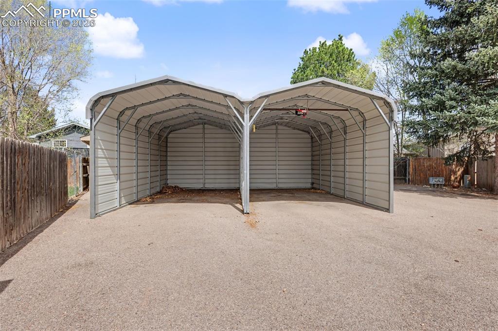 Image 27 of 35: Parking